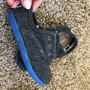 Toms Velcro 6 toddler shoes